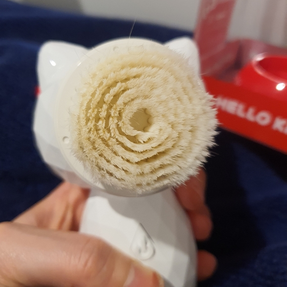 Hello Kitty 4D Facial Brush ( not new) - Picture 4 of 8